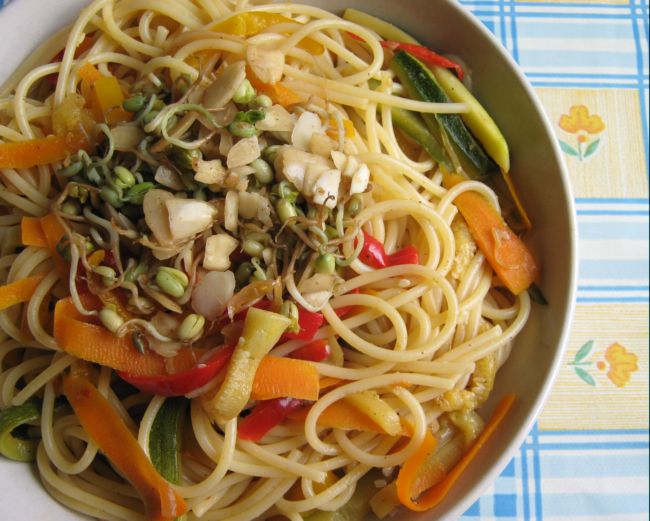 spaghetti con verdure all'orientale