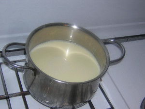 Portare a 90° il latte ottenuto aggiungendo il sale