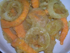 anelli di cipolla e mezzalune di zucca fritti