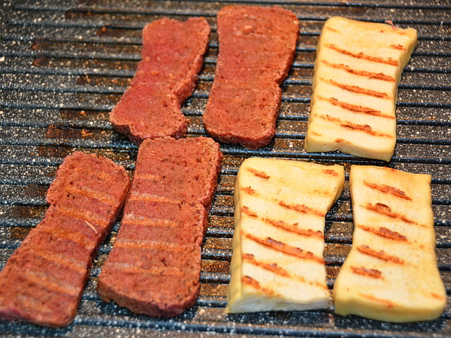 Pane rosa e tofu tostati in piastra di pietra