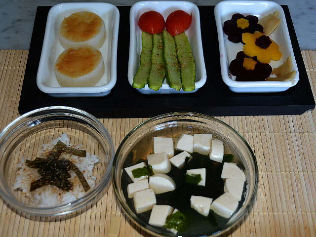 Pranzo stile nipponico con furofuki daikon e tofu to wakame no shiru