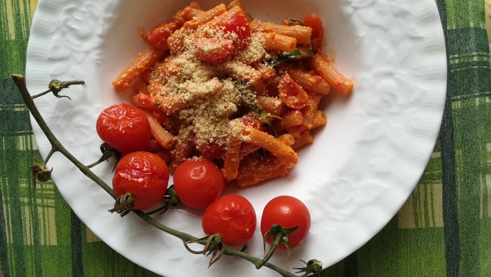 Pasta di lenticchie con pesto di pomodori - Veganblog - ricette e prodotti  dal mondo vegan